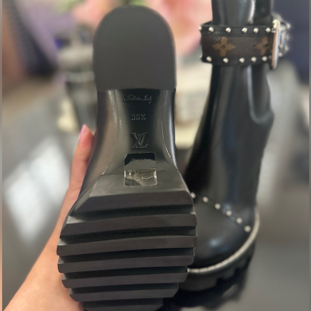 LV Heeled Ankle Boots Monogram Buckle - Picture 6 of 6